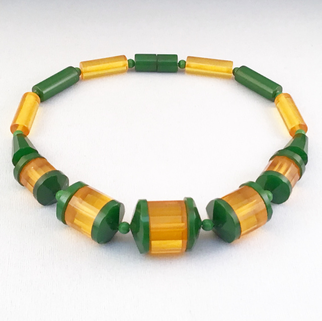 BN13 emerald/applejuice bakelite barrel choker